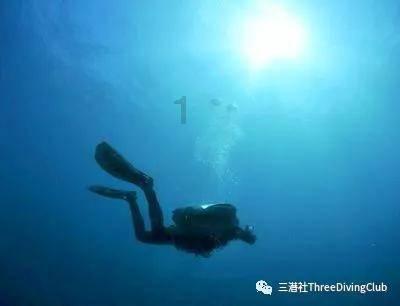 李小萌生二胎后健身照流出，穿白背心扎葫芦辫，娃娃脸微胖真减龄