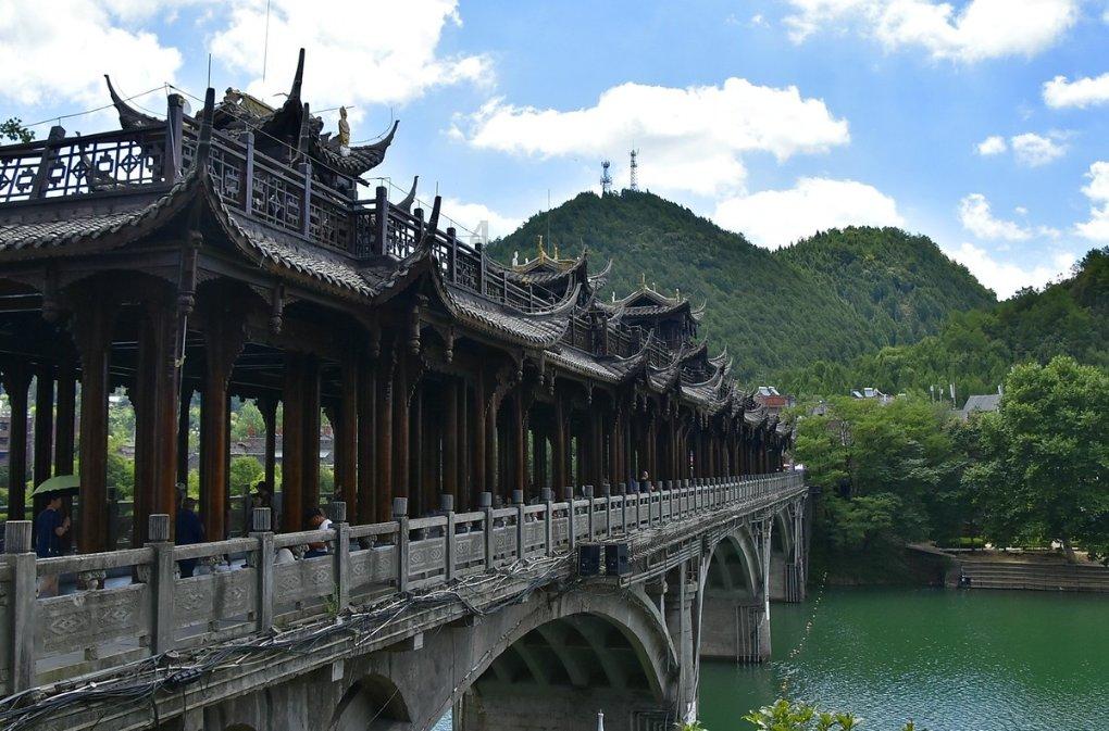 京东:快递小哥中三年收入超百万近百人
